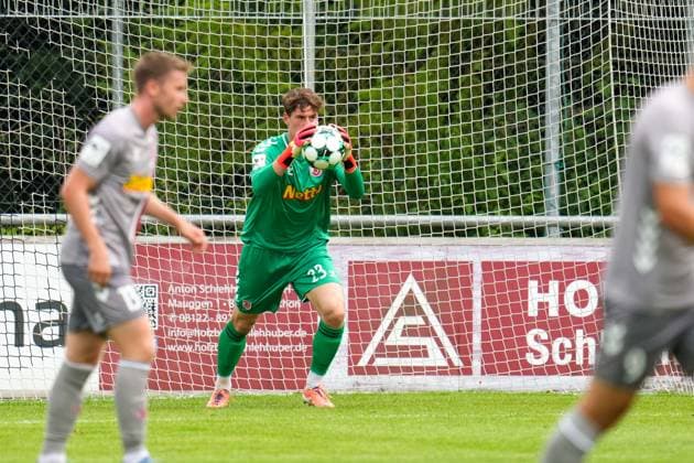 Fußball - Herren - Testspiel - Saison 2026 2027 - 06.07.2026 - FC Schwaig - SSV Jahn Regensburg Max Schmitt von SSV Jahn Regensburg bei einer Parade Oberding NGL Arena Bayern Deutschland *** Men s Soccer Friendly Match, 2026–2027 Season, June 7, 2026: FC Schwaig vs. SSV Jahn Regensburg; Max Schmitt of SSV Jahn Regensburg makes a save; Oberding, NGL Arena, Bavaria, Germany
