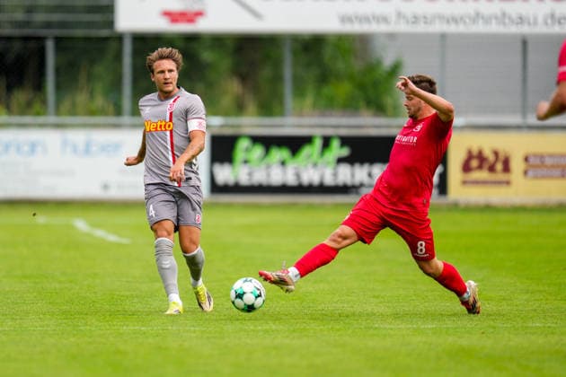 Fußball - Herren - Testspiel - Saison 2026 2027 - 06.07.2026 - FC Schwaig - SSV Jahn Regensburg Felix Strauß (L) von SSV Jahn Regensburg im Zweikampf mit Tim Schels (R) von FC Spfr. Schwaig Oberding NGL Arena Bayern Deutschland *** Men s Soccer Friendly Match, 2026–2027 Season, June 7, 2026: FC Schwaig vs. SSV Jahn Regensburg; Felix Strauß (L) of SSV Jahn Regensburg in a tackle with Tim Schels (R) of FC Spfr Schwaig; Oberding, NGL Arena, Bavaria, Germany