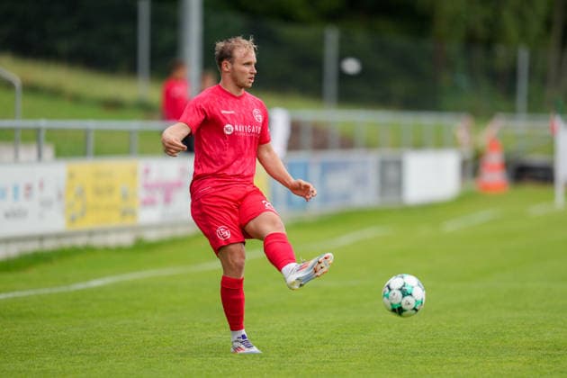 Fußball - Herren - Testspiel - Saison 2026 2027 - 06.07.2026 - FC Schwaig - SSV Jahn Regensburg Sebastian Gebhart von FC Spfr. Schwaig am Ball Oberding NGL Arena Bayern Deutschland *** Men s Soccer Friendly Match, 2026–2027 Season, June 7, 2026: FC Schwaig vs. SSV Jahn Regensburg; Sebastian Gebhart of FC Spfr Schwaig in possession of the ball at Oberding NGL Arena, Bavaria, Germany