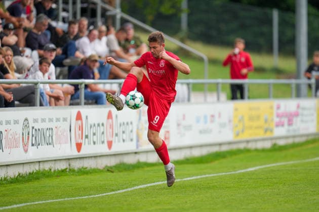 Fußball - Herren - Testspiel - Saison 2026 2027 - 06.07.2026 - FC Schwaig - SSV Jahn Regensburg Raffael Ascher von FC Spfr. Schwaig am Ball Oberding NGL Arena Bayern Deutschland *** Men s Soccer Friendly Match, 2026–2027 Season, June 7, 2026: FC Schwaig vs. SSV Jahn Regensburg; Raffael Ascher of FC Spfr Schwaig in action at the Oberding NGL Arena, Bavaria, Germany