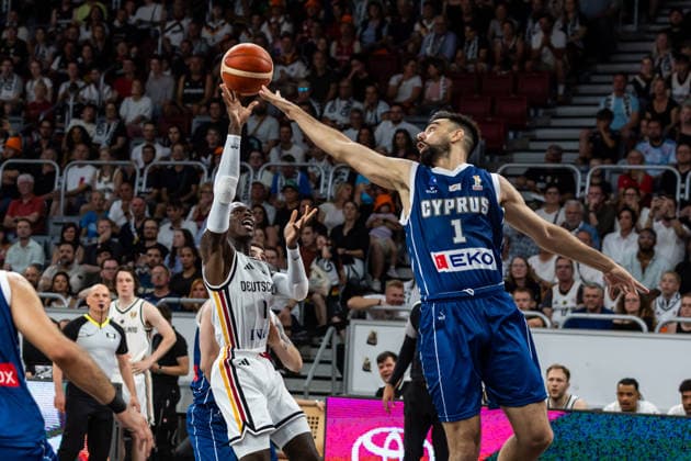 GER, FIBA Basketball World Cup 2027, European Qualifiers, Deutschland-Zypern. 06.07.2026, Brose Arena, Bamberg, GER, FIBA Basketball World Cup 2027, European Qualifiers, Deutschland-Zypern. Dennis Schröder (Deutschland, No17), Christos Loizides (Zypern, No3) Â Foto: Alexander Trienitz Bamberg Brose Arena Bayern Deutschland *** GER, 2027 FIBA Basketball World Cup, European Qualifiers, Germany vs. Cyprus, July 6, 2026, Brose Arena, Bamberg, GER, FIBA Basketball World Cup 2027, European Qualifiers, Germany vs. Cyprus: Dennis Schröder (Germany, No. 17) and Christos Loizides (Cyprus, No. 3). Photo by Alexander Trienitz, Bamberg, Brose Arena, Bavaria, Germany