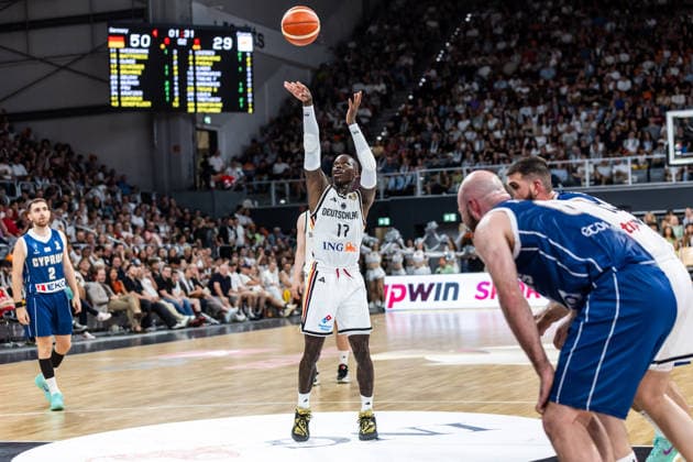 GER, FIBA Basketball World Cup 2027, European Qualifiers, Deutschland-Zypern. 06.07.2026, Brose Arena, Bamberg, GER, FIBA Basketball World Cup 2027, European Qualifiers, Deutschland-Zypern. Dennis Schröder (Deutschland, No17) bei einem Freiwurf Â Foto: Alexander Trienitz Bamberg Brose Arena Bayern Deutschland *** GER, FIBA Basketball World Cup 2027, European Qualifiers, Germany vs. Cyprus, July 6, 2026, Brose Arena, Bamberg, GER, FIBA Basketball World Cup 2027, European Qualifiers, Germany vs. Cyprus: Dennis Schröder of Germany, No. 17, taking a free throw. Photo by Alexander Trienitz, Bamberg, Brose Arena, Bavaria, Germany