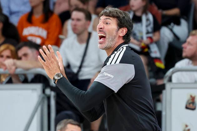 Bundestrainer Alex Mumbru (Germany) gestikuliert, FIBA World Cup European Qualifier, Germany v Cyprus, Brose Arena am 06. July 2026 in Bamberg, Deutschland. (Foto von Marco Steinbrenner DeFodi Images) Bundestrainer Alex Mumbru (Germany) gestures, FIBA World Cup European Qualifier, Germany v Cyprus, Brose Arena, July 6, 2026 in Bamberg, Germany. (Photo by Marco Steinbrenner DeFodi Images) - *** German national team coach Alex Mumbru gestures, FIBA World Cup European Qualifier, Germany vs. Cyprus, Brose Arena on July 6, 2026, in Bamberg, Germany. Photo by Marco Steinbrenner, DeFodi Images. German national team coach Alex Mumbru gestures, FIBA World Cup European Qualifier, Germany vs. Cyprus, Brose Arena, July 6, 2026, in Bamberg, Germany. Photo by Marco Steinbrenner, DeFodi Images