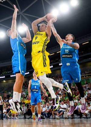 260706 Pelle Larsson of Sweden against Gregor Hrovat of Slovenia during the FIBA World Cup Qualifier game between Slovenia and Sweden on July 6, 2026 in Ljubljana. Photo: Martin Metelko BILDBYRAN kod 0032 basket basketball vm-kval kval fiba world cup qualifiers slovenien sverige slovenia sweden bbeng *** July 6, 2026: Pelle Larsson of Sweden against Gregor Hrovat of Slovenia during the FIBA World Cup Qualifier game between Slovenia and Sweden on July 6, 2026 in Ljubljana. Photo by Martin Metelko. BILDBYRAN code 0032 basketball FIBA World Cup qualifiers Slovenia Sweden bbeng  Copyright: MARTINxMETELKO BB260706ZO025