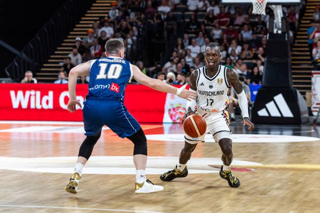 GER, FIBA Basketball World Cup 2027, European Qualifiers, Deutschland-Zypern. 06.07.2026, Brose Arena, Bamberg, GER, FIBA Basketball World Cup 2027, European Qualifiers, Deutschland-Zypern. Dennis Schröder (Deutschland, No17), Ioannis Giannaras (Zypern, No10) Â Foto: Alexander Trienitz Bamberg Brose Arena Bayern Deutschland *** GER, FIBA Basketball World Cup 2027, European Qualifiers, Germany vs. Cyprus, July 6, 2026, Brose Arena, Bamberg, GER, FIBA Basketball World Cup 2027, European Qualifiers, Germany vs. Cyprus: Dennis Schröder (Germany, No. 17) and Ioannis Giannaras (Cyprus, No. 10). Photo by Alexander Trienitz, Bamberg, Brose Arena, Bavaria, Germany