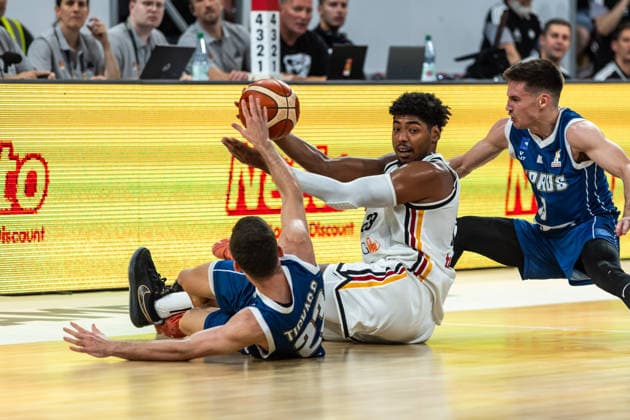 GER, FIBA Basketball World Cup 2027, European Qualifiers, Deutschland-Zypern. 06.07.2026, Brose Arena, Bamberg, GER, FIBA Basketball World Cup 2027, European Qualifiers, Deutschland-Zypern. Kostja Mushidi (Deutschland, No29) im Zweikampf gegen Stefanos Tigkas (Zypern, No23) Â Foto: Alexander Trienitz Bamberg Brose Arena Bayern Deutschland *** GER, FIBA Basketball World Cup 2027, European Qualifiers, Germany vs. Cyprus, July 6, 2026, Brose Arena, Bamberg, GER, FIBA Basketball World Cup 2027, European Qualifiers, Germany vs. Cyprus: Kostja Mushidi (Germany, No. 29) in a one-on-one battle against Stefanos Tigkas (Cyprus, No. 23). Photo by Alexander Trienitz, Bamberg, Brose Arena, Bavaria, Germany