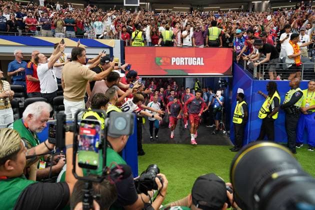 Cristiano Ronaldo of Portugal leads their team mates out for the warm up Portugal v Spain 2026 FIFA World Cup, WM, Weltmeisterschaft, Fussball Round of 16, Football, Dallas Stadium, Arlington, Texas, USA - 06 Jul 2026Arlington Dallas Stadium Texas (TX) United States of America  Copyright: xIsmaelxAdnan Shutterstockx 16980005t