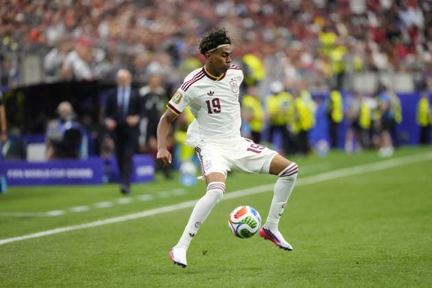 Portugal v Spain - FIFA World Cup, WM, Weltmeisterschaft, Fussball 2026 - Round of 16 TEXAS, USA - JULY 06: Lamine Yamal of Spain controls the ball during FIFA World Cup 2026 Round of 16 match between Portugal and Spain at Dallas Stadium in Arlington, Texas, United States on July 06, 2026. Jose Hernandez Anadolu Texas United States. Editorial use only. Please get in touch for any other usage.  Copyright: x2026xAnadoluxJosexHernandezx