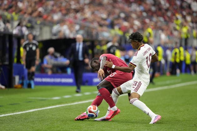 Portugal v Spain - FIFA World Cup, WM, Weltmeisterschaft, Fussball 2026 - Round of 16 TEXAS, USA - JULY 06: Lamine Yamal of Spain and Nuno Mendes of Portugal compete for the ball during FIFA World Cup 2026 Round of 16 match between Portugal and Spain at Dallas Stadium in Arlington, Texas, United States on July 06, 2026. Jose Hernandez Anadolu Texas United States. Editorial use only. Please get in touch for any other usage.  Copyright: x2026xAnadoluxJosexHernandezx