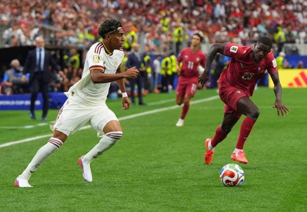 FIFA World Cup, WM, Weltmeisterschaft, Fussball 2026 - Round of 16 - Portugal vs Spain Lamine Yamal of Spain (L) and Nuno Mendes of Portugal in action during the FIFA World Cup 2026 Round of 16 match Portugal against Spain, in Dallas, USA, 06 July 2026. DALLAS United States  Copyright: xJEFFREYxMCWHORTERx