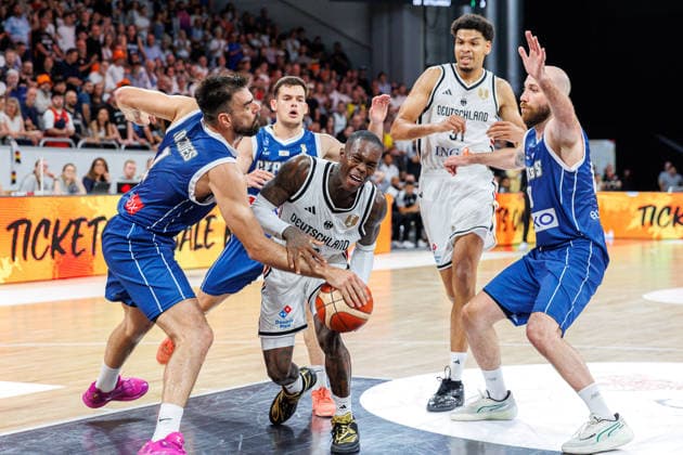 Christos Loizides (Zypern, 01), Dennis Schroeder (Deutschland, 17), Sananda Fru (Deutschland, 31), Roberto Mantovani (Zypern, 69), Deutschland vs. Zypern, Basketball, WM Qualifikation 2027, Gruppe E, 06.07.2026 Deutschland vs. Zypern, Basketball, WM Qualifikation 2027, Gruppe E, 06.07.2026 Bamberg *** Christos Loizides, Cyprus, 01; Dennis Schroeder, Germany, 17; Sananda Fru, Germany, 31; Roberto Mantovani, Cyprus, 69; Germany vs. Cyprus, Basketball, 2027 World Cup Qualifiers, Group E, July 6, 2026 Germany vs. Cyprus, Basketball, 2027 World Cup Qualifiers, Group E, July 6, 2026 Bamberg Copyright: xEibner-Pressefoto G.xSantemizx EP_GSZ