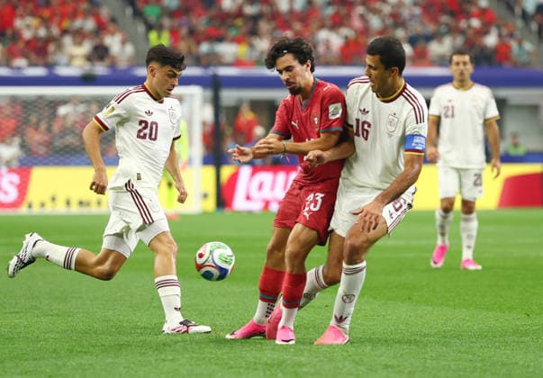 Portugal s Vitinha (23) is challenged by Spain s Pedri (20) and Rodri during the first half of their Round of 16 FIFA World Cup, WM, Weltmeisterschaft, Fussball match at Dallas Stadium in Dallas, Texas, on Monday, July 6, 2026.  DAL20260706902 CHRISTIANxBRUNSKILL