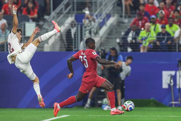 FIFA World Cup, WM, Weltmeisterschaft, Fussball 2026 - Round of 16 - Portugal vs Spain Portugal s Nuno Mendes (R) in action against Spain s Pau Cubarsi during the FIFA World Cup 2026 Round of 16 match Portugal against Spain, in Dallas, Texas, USA, 06 July 2026. Arlington United States  Copyright: xMIGUELxA.xLOPESx