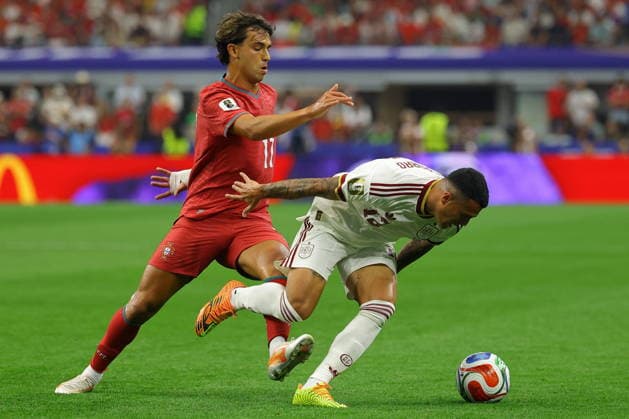 FIFA World Cup, WM, Weltmeisterschaft, Fussball 2026 - Round of 16 - Portugal vs Spain Pedro Porro (R) of Spain in action against Joao Felix of Portugal during the FIFA World Cup 2026 Round of 16 match Portugal against Spain, in Dallas, USA, 06 July 2026. DALLAS United States  Copyright: xCHRISTOPHERxNEUNDORFx