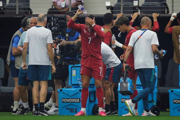 FIFA World Cup, WM, Weltmeisterschaft, Fussball 2026 - Round of 16 - Portugal vs Spain Portugal s Cristiano Ronaldo (C) and teammates gather for the first hydration break during the FIFA World Cup 2026 Round of 16 match Portugal against Spain, in Dallas, Texas, USA, 06 July 2026. Arlington United States  Copyright: xMIGUELxA.xLOPESx