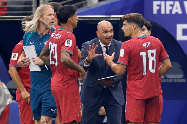 Portugal v Spain: Round of 16 - FIFA World Cup, WM, Weltmeisterschaft, Fussball 2026 Austin MacPhee, set piece coach, Joao Cancelo of Portugal, Roberto Martinez, Head Coach of Portugal and Pedro Neto of Portugal on the side line in the hydration break during the FIFA World Cup 2026 Round Of 16 match between Portugal and Spain at Dallas Stadium on July 6, 2026 in Arlington, United States. Arlington Dallas Stadium TX United States Copyright: xAllstarxPicturexLibraryxLtdx
