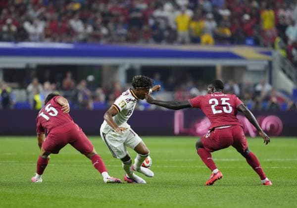 Portugal v Spain - FIFA World Cup, WM, Weltmeisterschaft, Fussball 2026 - Round of 16 TEXAS, USA - JULY 06: Joao Neves, Nuno Mendes of Portugal and Lamine Yamal of Spain compete for the ball during FIFA World Cup 2026 Round of 16 match between Portugal and Spain at Dallas Stadium in Arlington, Texas, United States on July 06, 2026. Jose Hernandez Anadolu Texas United States. Editorial use only. Please get in touch for any other usage.  Copyright: x2026xAnadoluxJosexHernandezx