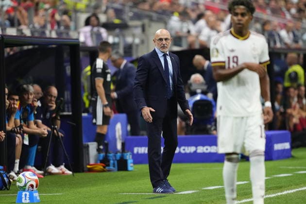 Portugal v Spain - FIFA World Cup, WM, Weltmeisterschaft, Fussball 2026 - Round of 16 TEXAS, USA - JULY 06: Luis de la Fuente, head coach of Spain, reacts during FIFA World Cup 2026 Round of 16 match between Portugal and Spain at Dallas Stadium in Arlington, Texas, United States on July 06, 2026. Jose Hernandez Anadolu Texas United States. Editorial use only. Please get in touch for any other usage.  Copyright: x2026xAnadoluxJosexHernandezx