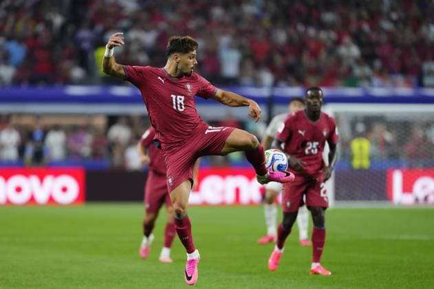 Portugal v Spain - FIFA World Cup, WM, Weltmeisterschaft, Fussball 2026 - Round of 16 TEXAS, USA - JULY 06: Pedro Neto of Portugal controls the ball during FIFA World Cup 2026 Round of 16 match between Portugal and Spain at Dallas Stadium in Arlington, Texas, United States on July 06, 2026. Jose Hernandez Anadolu Texas United States. Editorial use only. Please get in touch for any other usage.  Copyright: x2026xAnadoluxJosexHernandezx