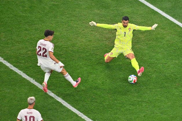 FIFA World Cup, WM, Weltmeisterschaft, Fussball 2026 - Round of 16 - Portugal vs Spain Goalkeeper Diogo Costa of Portugal in action during the FIFA World Cup 2026 Round of 16 match Portugal against Spain, in Dallas, USA, 06 July 2026. DALLAS United States  Copyright: xSAMxWASSONx