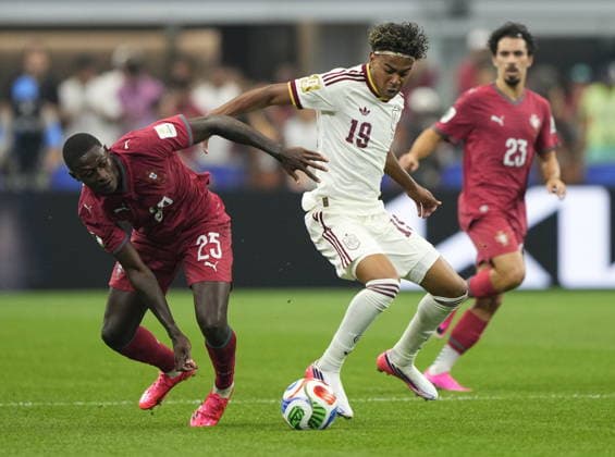 FIFA World Cup, WM, Weltmeisterschaft, Fussball 2026 - Round of 16 - Portugal vs Spain Lamine Yamal of Spain (C) and Nuno Mendes of Portugal (L) in action during the FIFA World Cup 2026 Round of 16 match Portugal against Spain, in Dallas, USA, 06 July 2026. DALLAS United States  Copyright: xJEFFREYxMCWHORTERx