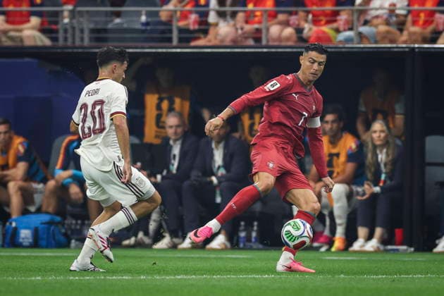 FIFA World Cup, WM, Weltmeisterschaft, Fussball 2026 - Round of 16 - Portugal vs Spain Portugal s Cristiano Ronaldo (R) in action against Spain s Pedri during the FIFA World Cup 2026 Round of 16 match Portugal against Spain, in Dallas, Texas, USA, 06 July 2026. Arlington United States  Copyright: xMIGUELxA.xLOPESx
