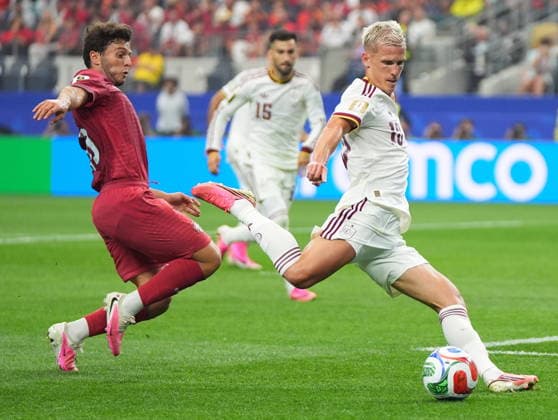 FIFA World Cup, WM, Weltmeisterschaft, Fussball 2026 - Round of 16 - Portugal vs Spain Renato Veiga of Portugal (L) and Dani Olmo of Spain in action during the FIFA World Cup 2026 Round of 16 match Portugal against Spain, in Dallas, USA, 06 July 2026. DALLAS United States  Copyright: xJEFFREYxMCWHORTERx