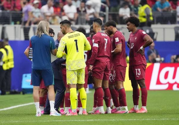 Portugal v Spain - FIFA World Cup, WM, Weltmeisterschaft, Fussball 2026 - Round of 16 TEXAS, USA - JULY 06: Roberto Martinez, head coach of Portugal, talks to the team during FIFA World Cup 2026 Round of 16 match between Portugal and Spain at Dallas Stadium in Arlington, Texas, United States on July 06, 2026. Jose Hernandez Anadolu Texas United States. Editorial use only. Please get in touch for any other usage.  Copyright: x2026xAnadoluxJosexHernandezx
