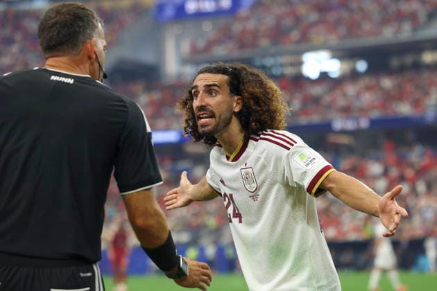 FIFA World Cup, WM, Weltmeisterschaft, Fussball 2026 - Round of 16 - Portugal vs Spain Spain s Marc Cucurella interacts with a referee during the FIFA World Cup 2026 Round of 16 match Portugal against Spain, in Dallas, Texas, USA, 06 July 2026. Arlington United States  Copyright: xMIGUELxA.xLOPESx