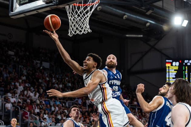 GER, FIBA Basketball World Cup 2027, European Qualifiers, Deutschland-Zypern. 06.07.2026, Brose Arena, Bamberg, GER, FIBA Basketball World Cup 2027, European Qualifiers, Deutschland-Zypern. Sananda Fru (Deutschland, No31), Roberto Mantovani (Zypern, No69) Â Foto: Alexander Trienitz Bamberg Brose Arena Bayern Deutschland *** GER, 2027 FIBA Basketball World Cup, European Qualifiers, Germany vs. Cyprus, July 6, 2026, Brose Arena, Bamberg, GER, FIBA Basketball World Cup 2027, European Qualifiers, Germany vs. Cyprus: Sananda Fru (Germany, No. 31), Roberto Mantovani (Cyprus, No. 69). Photo by Alexander Trienitz, Bamberg, Brose Arena, Bavaria, Germany