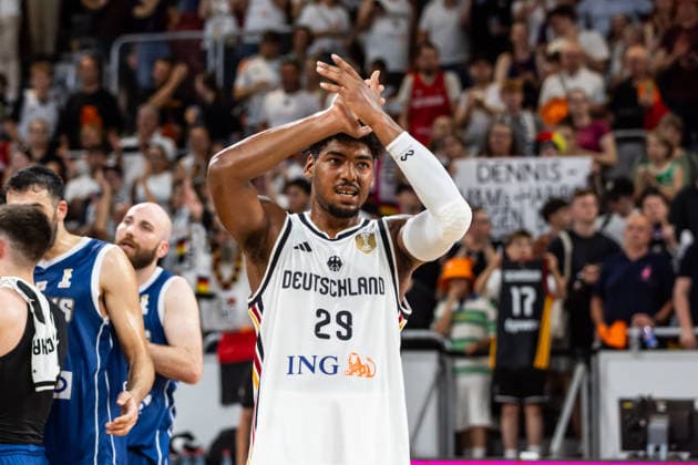 GER, FIBA Basketball World Cup 2027, European Qualifiers, Deutschland-Zypern. 06.07.2026, Brose Arena, Bamberg, GER, FIBA Basketball World Cup 2027, European Qualifiers, Deutschland-Zypern. Kostja Mushidi (Deutschland, No29) bedankt sich bei den Fans Â Foto: Alexander Trienitz Bamberg Brose Arena Bayern Deutschland *** GER, 2027 FIBA Basketball World Cup, European Qualifiers, Germany vs. Cyprus, July 6, 2026, Brose Arena, Bamberg, GER, FIBA Basketball World Cup 2027, European Qualifiers, Germany vs. Cyprus: Kostja Mushidi of Germany (No. 29) thanks the fans. Photo by Alexander Trienitz, Bamberg, Brose Arena, Bavaria, Germany