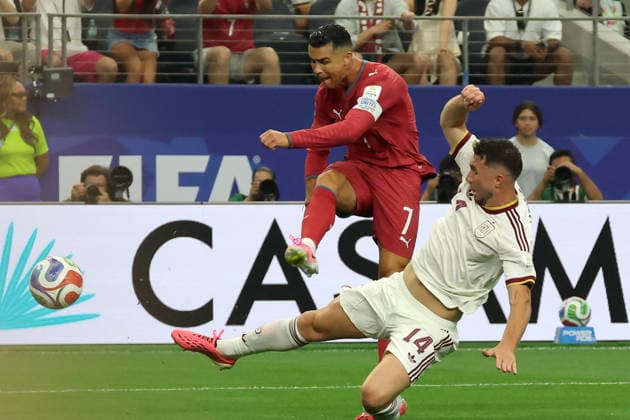 Cristiano Ronaldo (C) of Portugal vies for the ball with Aymeric Laporte of Spain in a Round of 16 match at the 2026 FIFA World Cup, WM, Weltmeisterschaft, Fussball between Portugal and Spain at AT&T Stadium in Arlingtone, United States, 06 July 2026. FIFA World Cup 2026 - Round of 16 - Portugal vs Spain !ACHTUNG: NUR REDAKTIONELLE NUTZUNG!  Copyright: xLavandeiraxJrx AMDEP8372 20260706-55020820141_1