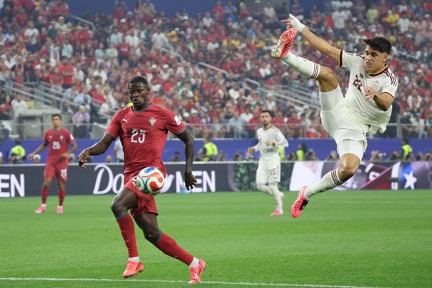 Nuno Mendes (L) of Portugal vies for the ball with Pau Cubarsí of Spain in a Round of 16 match at the 2026 FIFA World Cup, WM, Weltmeisterschaft, Fussball between Portugal and Spain at AT&T Stadium in Arlingtone, United States, 06 July 2026. FIFA World Cup 2026 - Round of 16 - Portugal vs Spain !ACHTUNG: NUR REDAKTIONELLE NUTZUNG!  Copyright: xLavandeiraxJrx AMDEP8374 20260706-55020820151_1