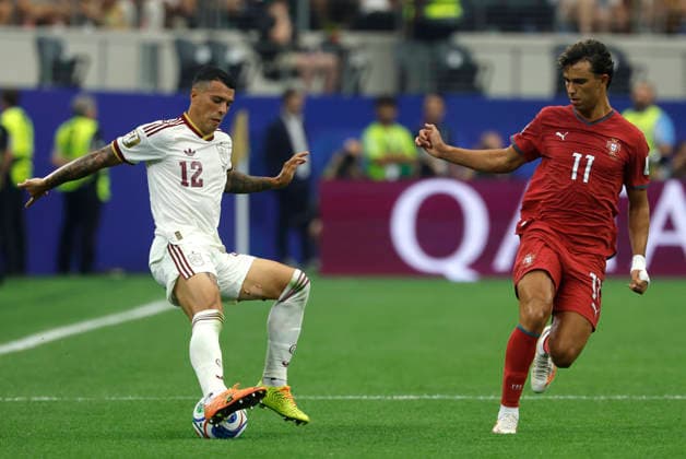 João Félix (R) of Portugal vies for the ball with Pedro Porro of Spain in a Round of 16 match at the 2026 FIFA World Cup, WM, Weltmeisterschaft, Fussball between Portugal and Spain at AT&T Stadium in Arlington, United States, 06 July 2026. FIFA World Cup 2026 - Round of 16 Portugal vs. Spain !ACHTUNG: NUR REDAKTIONELLE NUTZUNG!  Copyright: xMariscalx GR1316 20260706-55020820163_1