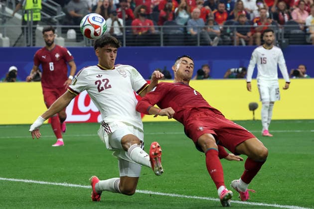 Cristiano Ronaldo (R) of Portugal vies for the ball with Pau Cubarsí of Spain in a Round of 16 match at the 2026 FIFA World Cup, WM, Weltmeisterschaft, Fussball between Portugal and Spain at AT&T Stadium in Arlingtone, United States, 06 July 2026. FIFA World Cup 2026 - Round of 16 - Portugal vs Spain !ACHTUNG: NUR REDAKTIONELLE NUTZUNG!  Copyright: xLavandeiraxJrx AMDEP8381 20260706-55020820165_1