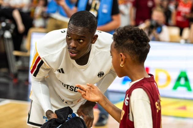 GER, FIBA Basketball World Cup 2027, European Qualifiers, Deutschland-Zypern. 06.07.2026, Brose Arena, Bamberg, GER, FIBA Basketball World Cup 2027, European Qualifiers, Deutschland-Zypern. Dennis Schröder (Deutschland, No17) mit seinem Sohn Â *** GER, FIBA Basketball World Cup 2027, European Qualifiers, Germany vs. Cyprus, July 6, 2026, Brose Arena, Bamberg, GER, FIBA Basketball World Cup 2027, European Qualifiers, Germany vs. Cyprus, Dennis Schröder (Germany, No. 17) with his son Â Nordphotox xTrienitz nph00051