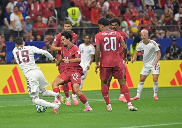 Spain face Portugal in FIFA World Cup, WM, Weltmeisterschaft, Fussball 2026 Round of 16 in Dallas DALLAS, TEXAS, USA JULY 6, 2026: Spain s Ãlex Baena ( 15) controls the ball as Portugal s Vitinha ( 23) defends during the FIFA World Cup 2026 Round of 16 match at Dallas Stadium in Dallas, Texas, USA. DALLAS US Copyright: x xwalidxibrahimx xJNAxPressx