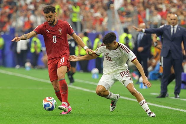 FIFA World Cup, WM, Weltmeisterschaft, Fussball 2026 - Round of 16 - Portugal vs Spain Pedri (R) of Spain in action against Bruno Fernandes of Portugal during the FIFA World Cup 2026 Round of 16 match Portugal against Spain, in Dallas, USA, 06 July 2026. DALLAS United States  Copyright: xCHRISTOPHERxNEUNDORFx