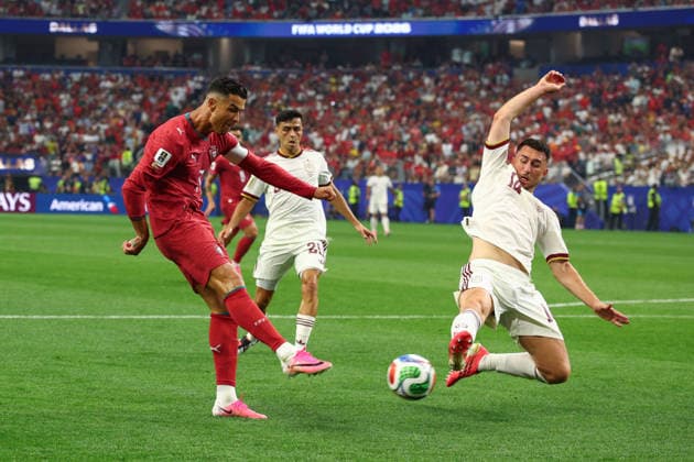 FIFA World Cup, WM, Weltmeisterschaft, Fussball 2026: Portugal v Spain DALLAS, USA - 6th July 2026: Cristiano Ronaldo of Portugal shoots under pressure from Aymeric Laporte of Spain during the FIFA World Cup 2026 Round of 16 match between Portugal and Spain at Dallas Stadium Dallas Dallas Stadium United States of America Copyright: xCraigxMercerx xPeakxActionxPhotosx