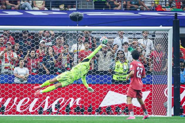 Portugal v Spain - FIFA World Cup, WM, Weltmeisterschaft, Fussball 2026 Round of 16 DALLAS, TEXAS, USA JULY 6, 2026: Portugal goalkeeper Diogo Costa ( 1) makes a save during the FIFA World Cup 2026 Round of 16 match between Portugal and Spain at Dallas Stadium in Dallas, Texas, USA. Dallas United States of America Copyright: x xAymanxArefx xJNAxPressx