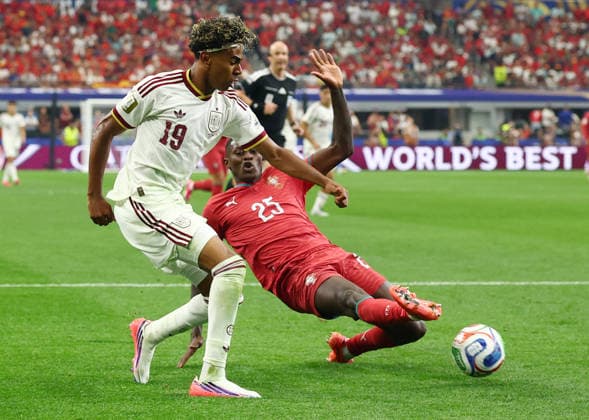 Portugal s Nuno Mendes (25) challenges Spain s Lamine Yamal in the second half of a Round of 16 FIFA World Cup, WM, Weltmeisterschaft, Fussball match at Dallas Stadium in Dallas, Texas, on Monday, July 6, 2026. Mendes was injured on the play and was forced to leave the match.  DAL20260706909 CHRISTIANxBRUNSKILL