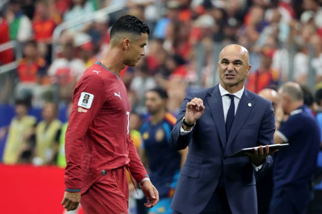 Portugal s head coach Roberto Martínez (R) talks with Cristiano Ronaldo in a Round of 16 match at the 2026 FIFA World Cup, WM, Weltmeisterschaft, Fussball between Portugal and Spain at AT&T Stadium in Arlingtone, United States, 06 July 2026. FIFA World Cup 2026 - Round of 16 - Portugal vs Spain !ACHTUNG: NUR REDAKTIONELLE NUTZUNG!  Copyright: xLavandeiraxJrx AMDEP8399 20260706-55020820578_1