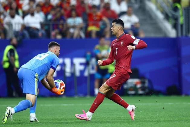 Cristiano Ronaldo of Portugal chases down Unai Simon of Spain Portugal v Spain 2026 FIFA World Cup, WM, Weltmeisterschaft, Fussball Round of 16, Football, Dallas Stadium, Arlington, Texas, USA - 06 Jul 2026Arlington Dallas Stadium Texas (TX) United States of America  Copyright: xMichaelxZemanek Shutterstockx 16980007ar
