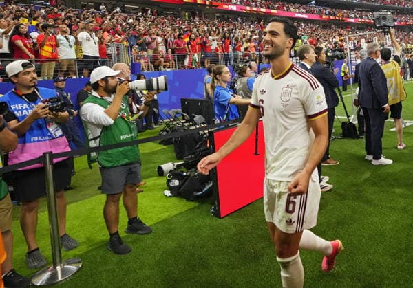 FIFA World Cup, WM, Weltmeisterschaft, Fussball 2026 - Round of 16 - Portugal vs Spain Mikel Merino of Spain walks off the pitch after winning the FIFA World Cup 2026 Round of 16 match Portugal against Spain, in Dallas, USA, 06 July 2026. DALLAS United States  Copyright: xJEFFREYxMCWHORTERx