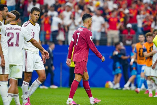 USA: Fussball FIFA World Cup, WM, Weltmeisterschaft, Fussball 2026, Achtelfinale - Spanien vs Portugal - AT&T Stadium (Dallas Stadium) in Arlington: währende Spanien feiert, verlässt Cristiano Ronaldo (Portugal 7) enttäuscht das Spielfeld *** USA Soccer FIFA World Cup 2026, Round of 16: Spain vs. Portugal at AT&T Stadium in Dallas, Arlington; as Spain celebrates, a disappointed Cristiano Ronaldo leaves the field for Portugal 7 Copyright: xJOERANxSTEINSIEKx