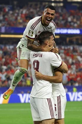 FIFA World Cup, WM, Weltmeisterschaft, Fussball 2026 - Round of 16 - Portugal vs Spain Mikel Merino (R) of Spain celebrates with Fabian Ruiz (C) and Pedro Porro (up) after scoring the 1-0 lead during the FIFA World Cup 2026 Round of 16 match Portugal against Spain, in Dallas, USA, 06 July 2026. DALLAS United States  Copyright: xCHRISTOPHERxNEUNDORFx