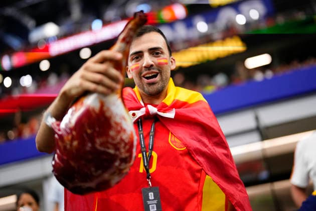 Portugal v Spain: Round of 16 - FIFA World Cup, WM, Weltmeisterschaft, Fussball 2026 Supporter of Spain poses for the photo during the FIFA World Cup 2026 Round Of 16 match between Portugal and Spain at Dallas Stadium on July 6, 2026 in Arlington, United States. Arlington TX United States  Copyright: xJosexBretonx originalFilename:bretonhernandez-portugal260706_npGix.jpg