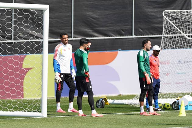 Colombia Training Day ahead FIFA World Cup, WM, Weltmeisterschaft, Fussball Round of 16 against Switzerland Ãlvaro Montero 24, Camilo Vargas 12 and David Ospina 01 of Colombia national football team warms-up during the training day, ahead the 2026 FIFA World Cup Round of 16 match against Switzerland at Killarney Park. on July 6, 2026 in Vancouver, Canada. (Photo by Leonardo Ramirez Eyepix Group) Copyright: xLeonardoxRamirezx xEyepixxGroupx LR03072026-03059