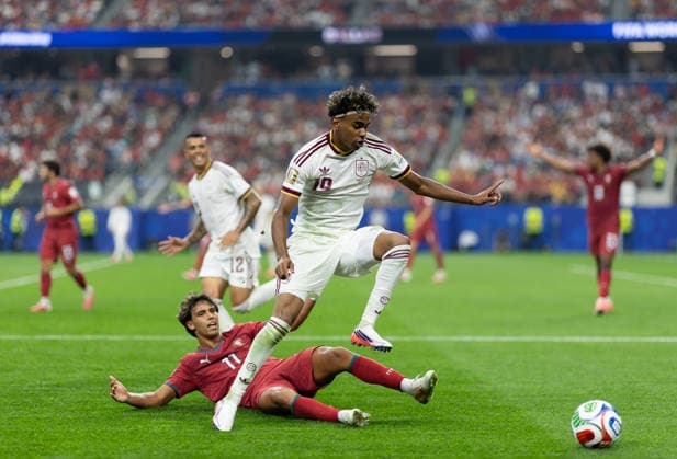 ARLINGTON, TEXAS - JULY 6: Joao FÃ lix of Portugal tackles Lamine Yamal of Spain during the FIFA World Cup, WM, Weltmeisterschaft, Fussball 2026 Round Of 16 match between Portugal and Spain at Dallas Stadium on July 6, 2026 in Arlington, Texas.  Copyright: xMBxMediax