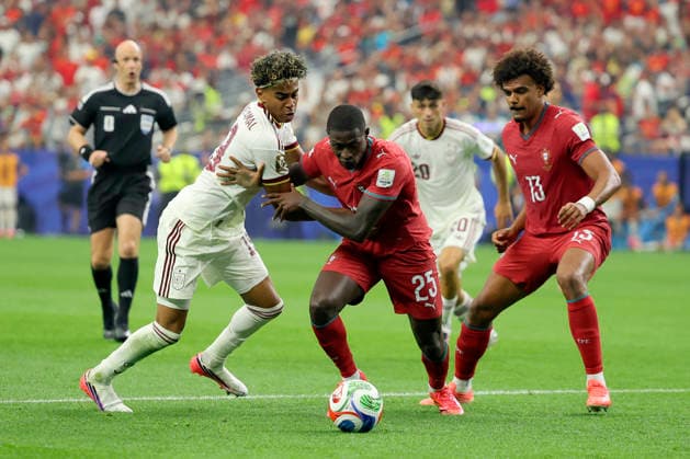 Portugal v Spain: Round of 16 - FIFA World Cup, WM, Weltmeisterschaft, Fussball 2026 Nuno Mendes of Portugal and Lamine Yamal of Spain challenge during the FIFA World Cup 2026 Round Of 16 match between Portugal and Spain at Dallas Stadium on July 6, 2026 in Arlington, United States. Arlington Dallas Stadium TX United States Copyright: xAllstarxPicturexLibraryxLtdx